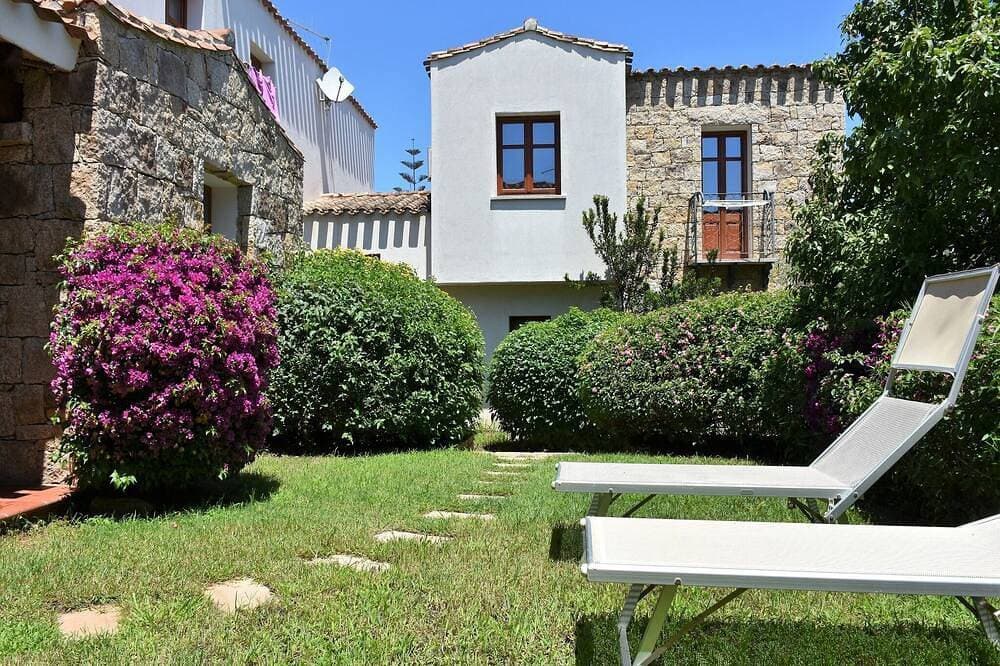 Foto 13 von 14: Villa Menhir. Mediterranen Garten. Berg Aussicht.