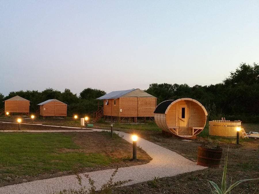 Foto 6 von 46: Lodges de Blois Chambord - Einzigartig 3 personen - Fass Lodge Komfort 11m² (1 Zimmer)