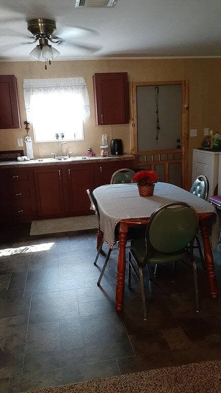 Foto 4 von 30: High & Dry with a full fenced yard for privacy