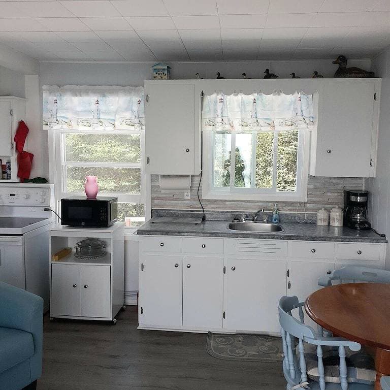 Foto 8 von 30: Oceanfront/peaceful -  Housekeeping Cottage with water access.