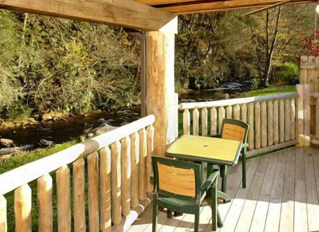 Foto 11 von 16: Cozy Creek: Cozy Cabin with Large Deck Overlooking Mountain Stream