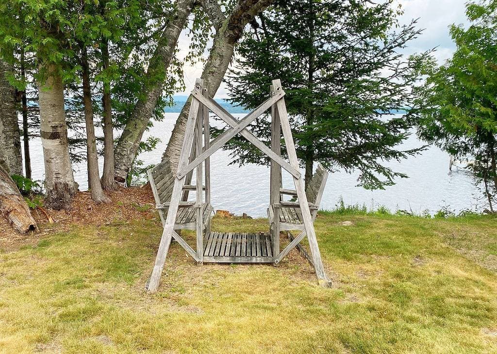 Foto 6 von 31: Niboban Cabin 5 right on Rangeley Lake with a screened porch, fire pit, hammock, WiFi and dock!