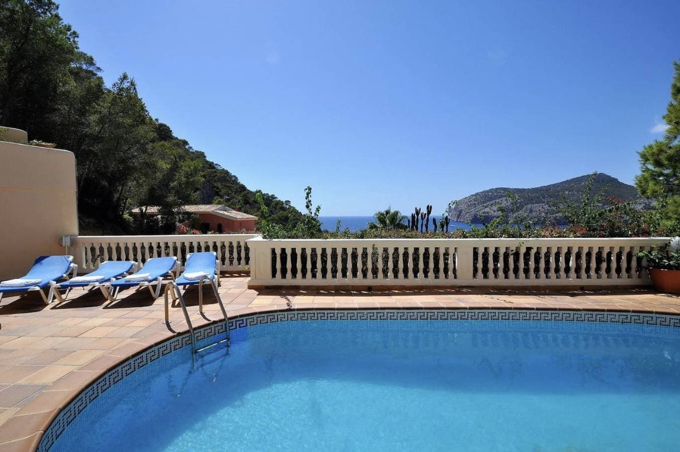 Foto 3 von 27: Villa Camp De Mar Sea View by PriorityVillas