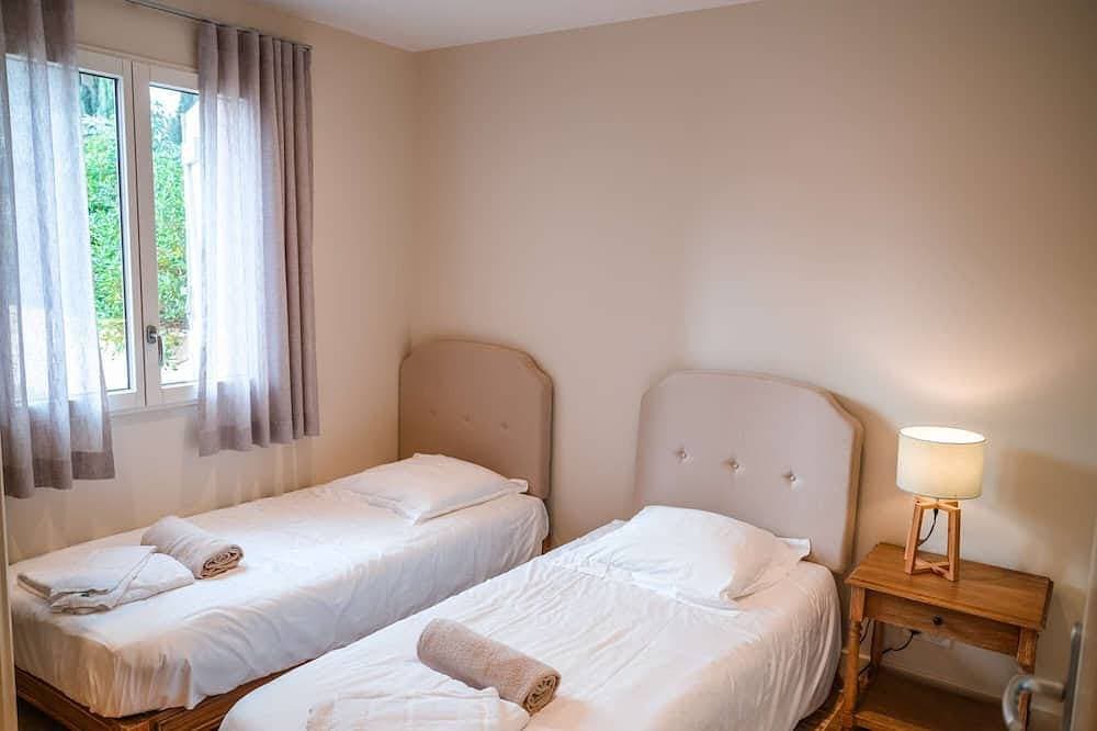 Foto 3 von 28: Luxus 3 Schlafzimmer neue Villa mit eigenem Pool auf Schloss Estate