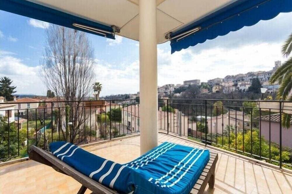 3-Zimmer-Wohnung von 80 m2, nicht zu übersehen, in einer kleinen, ruhigen Residenz. 1
