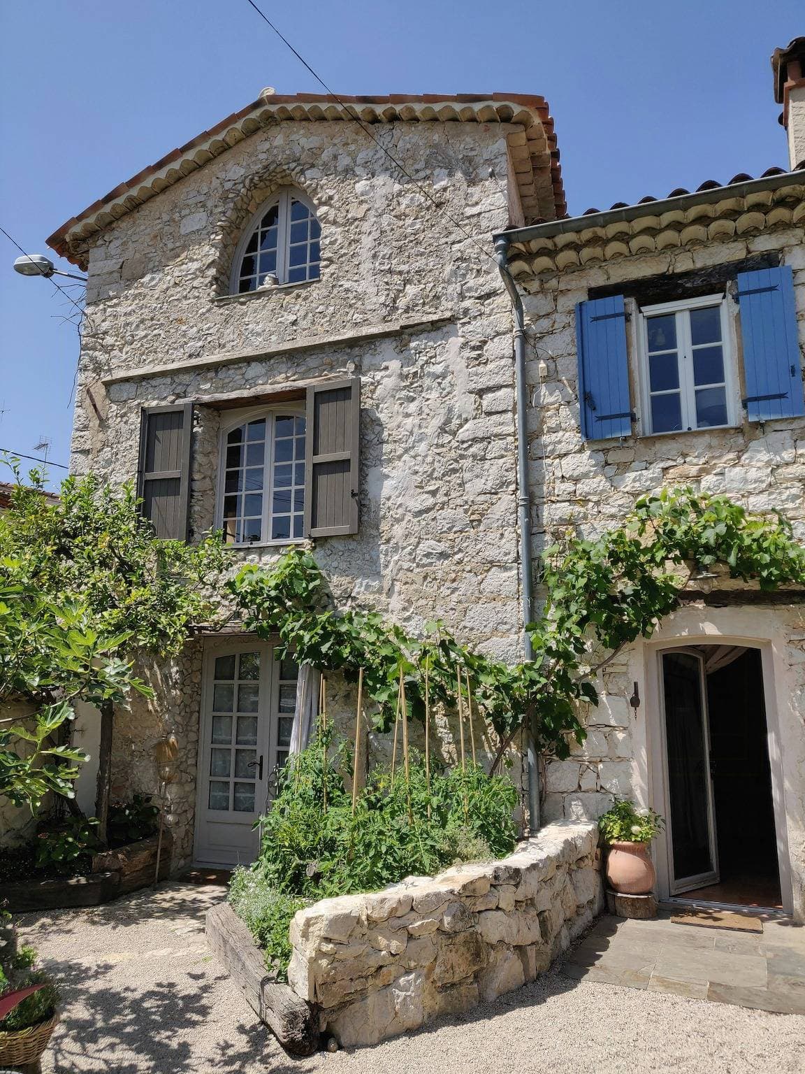 Romantische Wohnung in historischem Haus in der Provence 1
