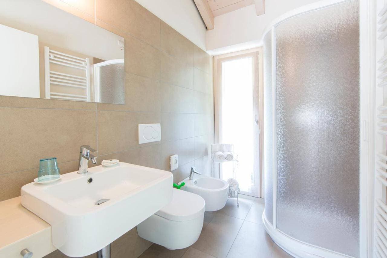 Foto 7 von 9: Triple Room with Private Bathroom