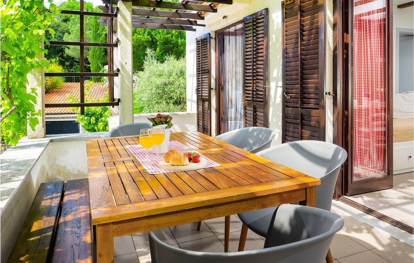 Foto 8 von 37: Gemütliche Ferienwohnung mit Pool, Terrasse und WLAN – nur 300 m von der Küste entfernt!