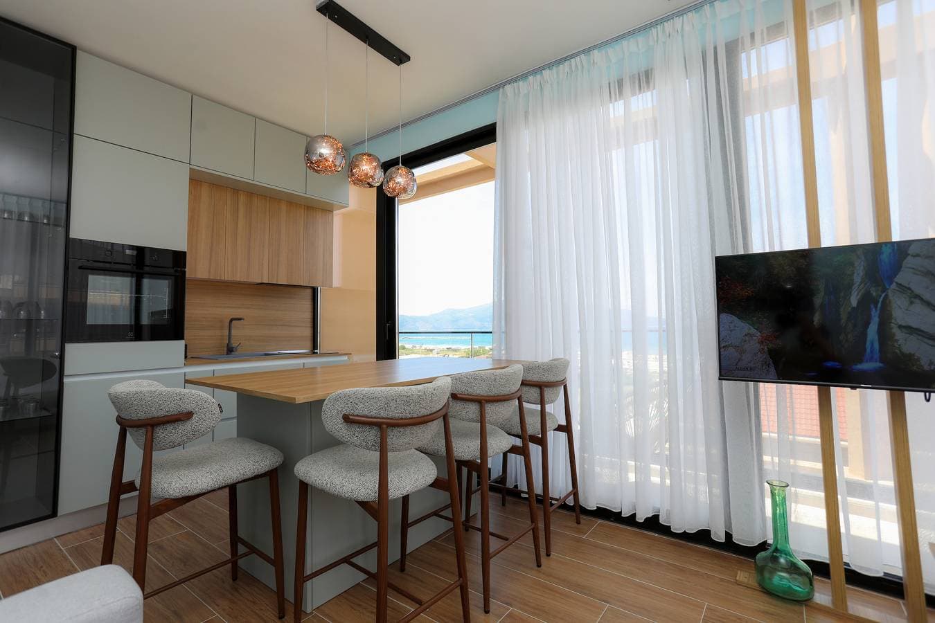 Majestic View Apartment Palm 1
