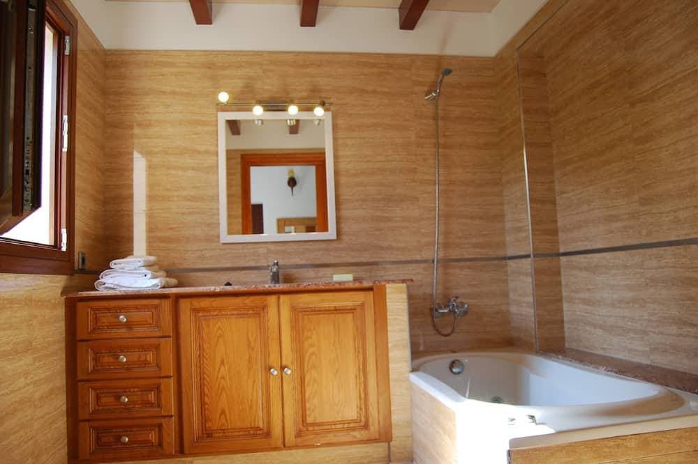 Foto 6 von 29: Komplett renovierte Villa mit privatem Pool, Solarium und Grill
