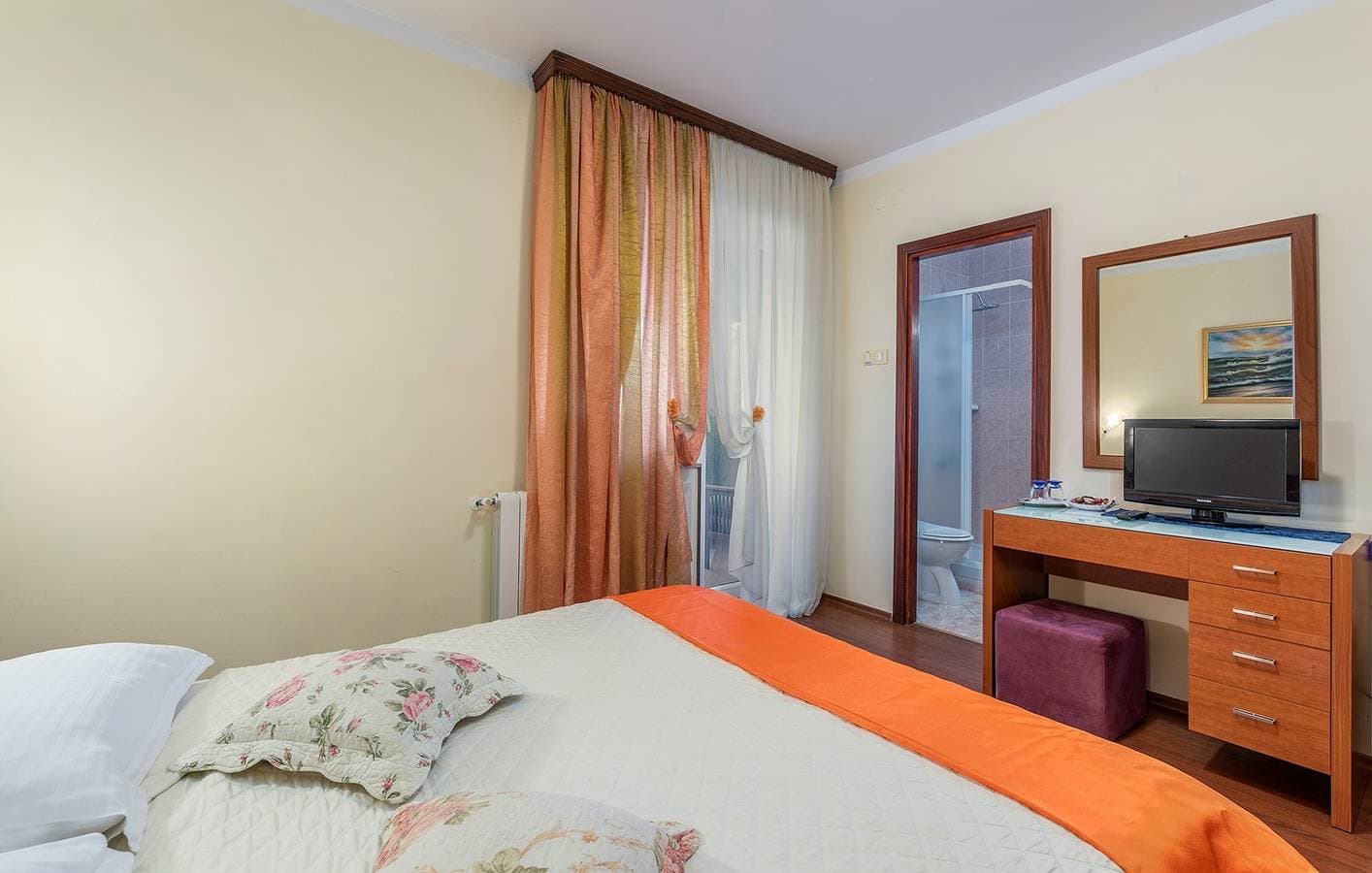 Foto 5 von 15: Standard Double Room with Balcony Laura  S2