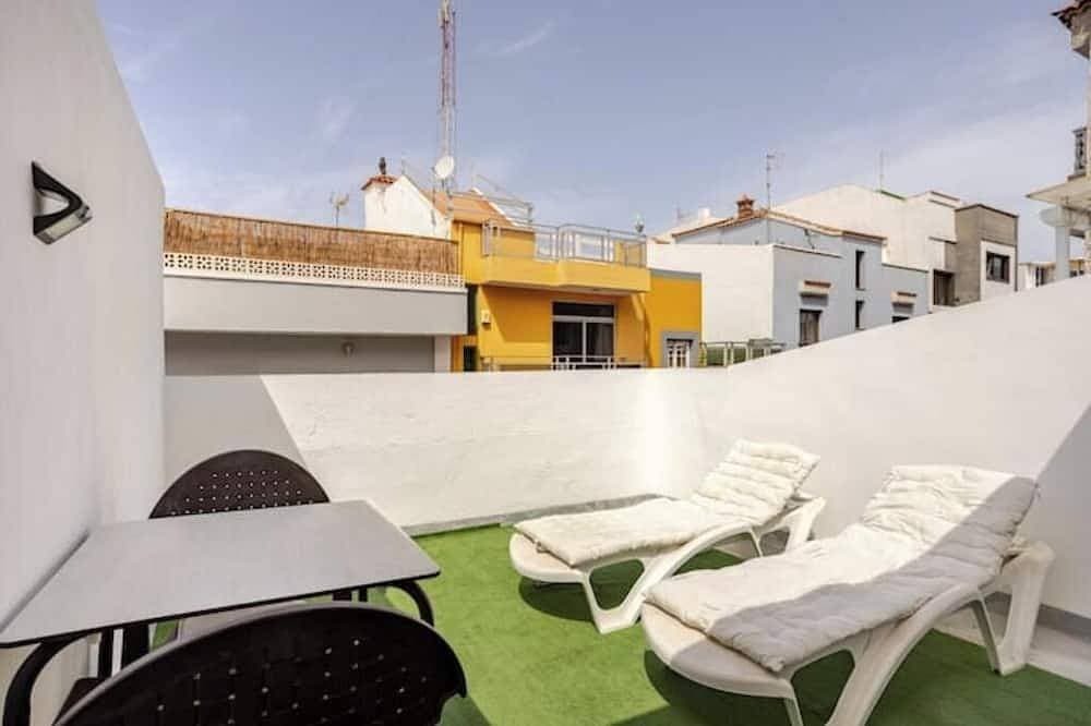 Cozy duplex apartment steps from the sea. Large terrace 1