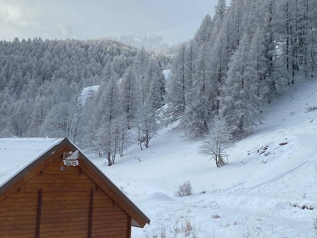Foto 4 von 19: Bed & Breakfast 'La Baïta De La Foux – Zimmer 1' mit Bergblick, Gemeinschaftsterrasse und WLAN