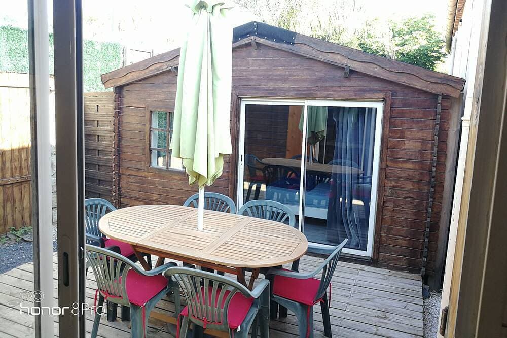 Two chalets (+40 m2) separated by a small patio 200m from the beach 1