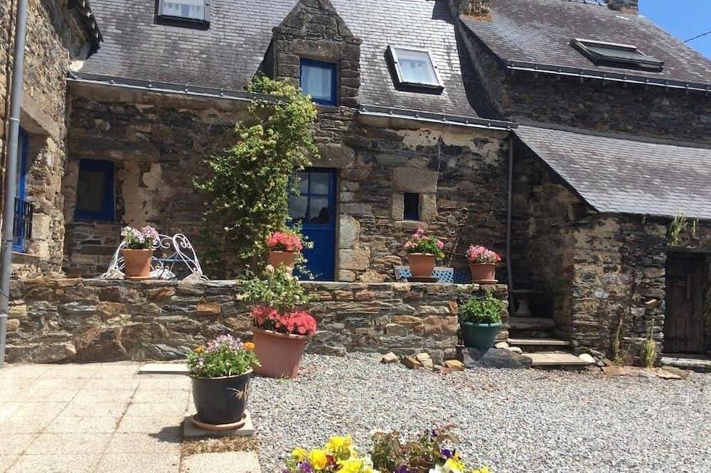 Grange Cottage at Le Grippé 1