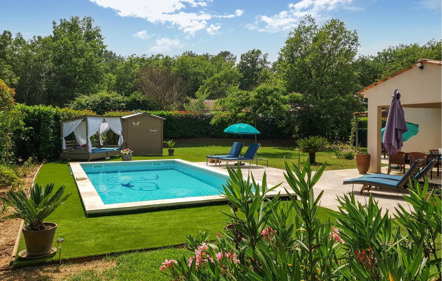 Foto 8 von 22: Geräumiger Rückzugsort mit Pool, Parkplatz und Terrasse
