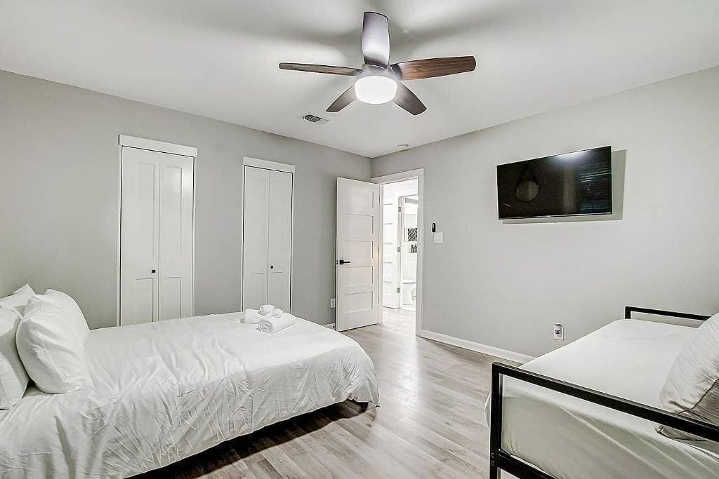 Foto 2 von 37: Modern Villa ♧ Hidden Gem ♧ 12 Min From Downtown