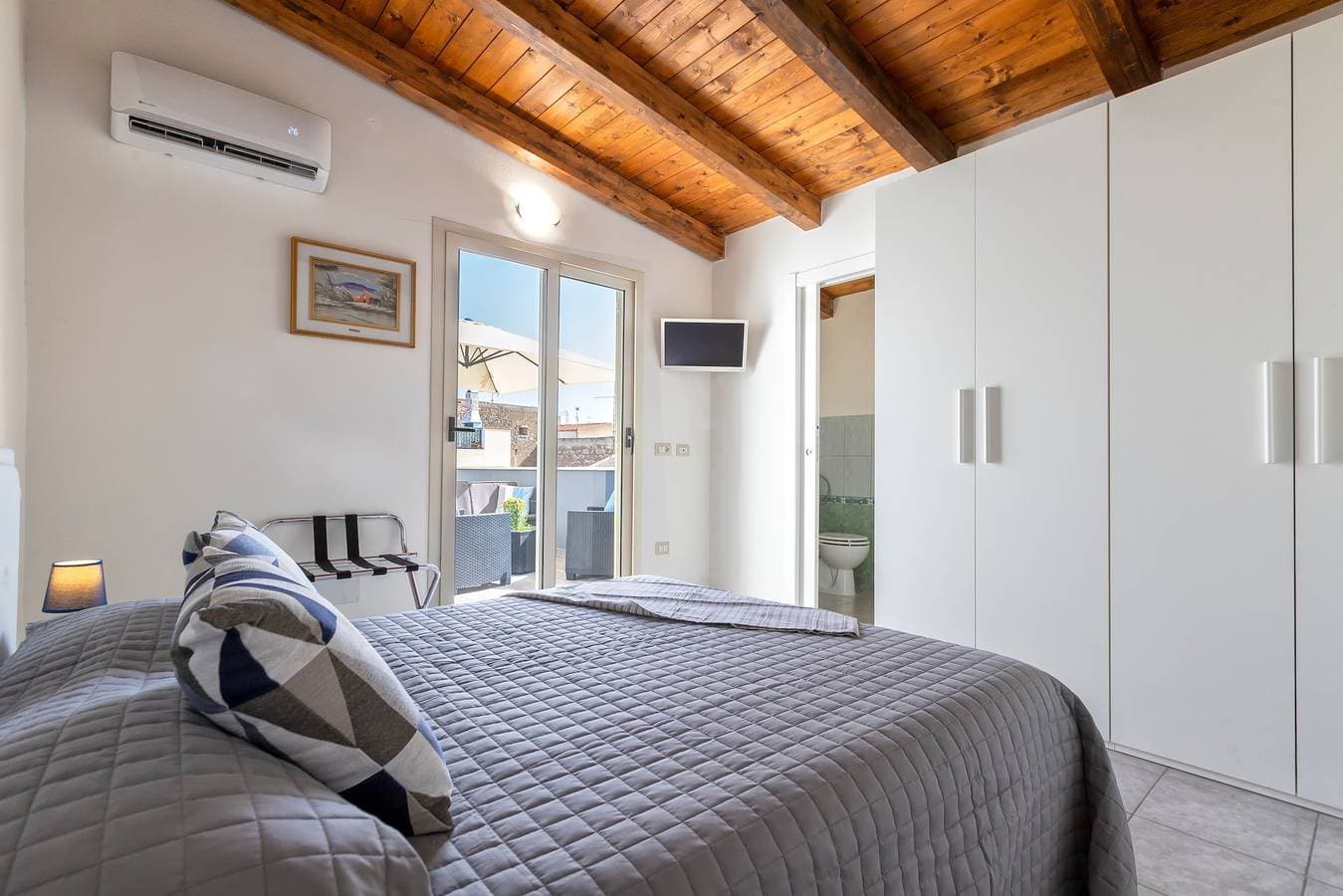 Foto 13 von 20: Ferienwohnung 'Isola Di Giava' mit privater Terrasse, WLAN und Klimaanlage