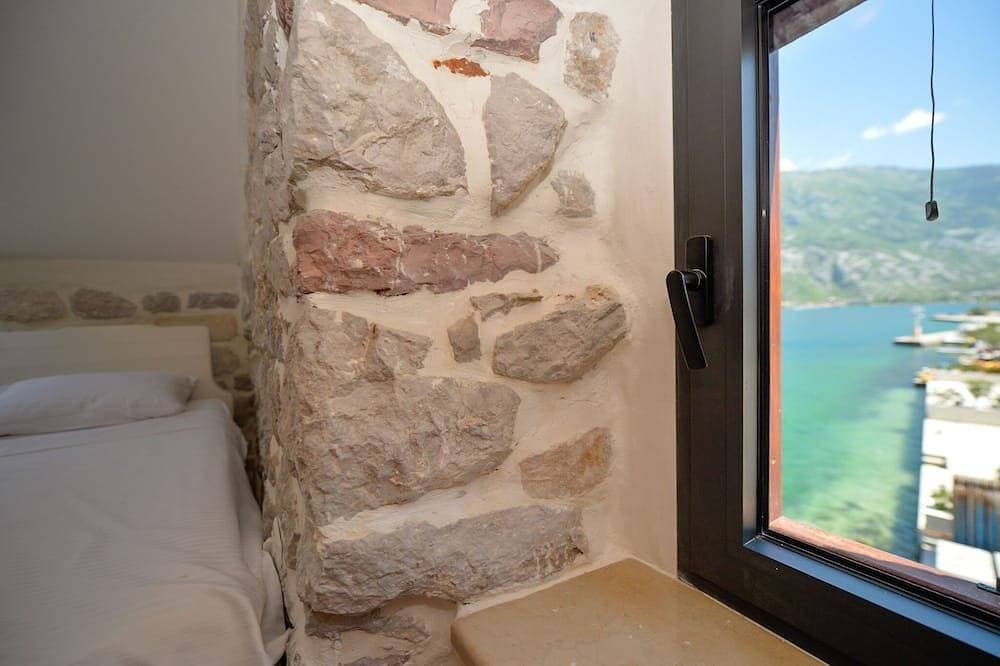 Foto 13 von 28: Waterfront Stone Home with Private Terrace & Direct Sea Access