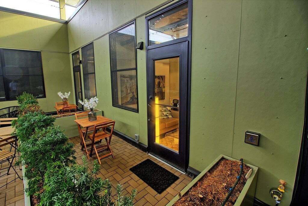 Foto 8 von 17: Chic Ultramodern Minimalist Studio Loft + Patio