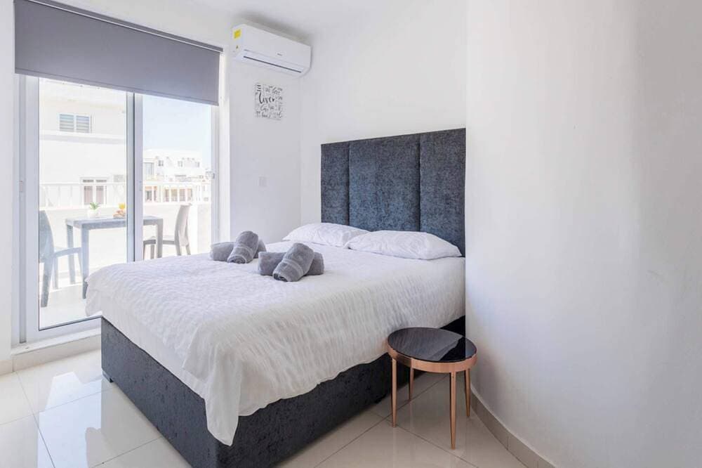 Foto 4 von 29: Terrace & Sea Views - Saint Julian's Spacious 3Br