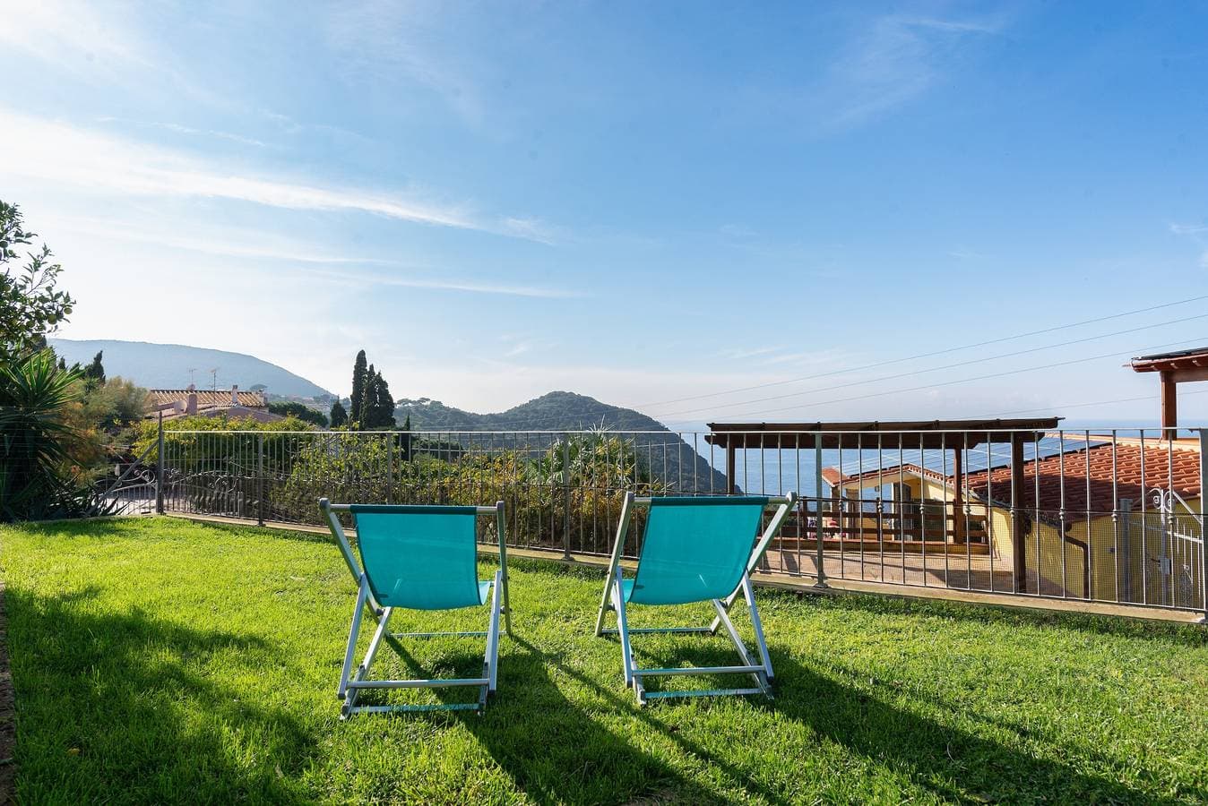 Foto 4 von 36: Appartamento Il Mirto mit mediterranem Garten und Meerblick