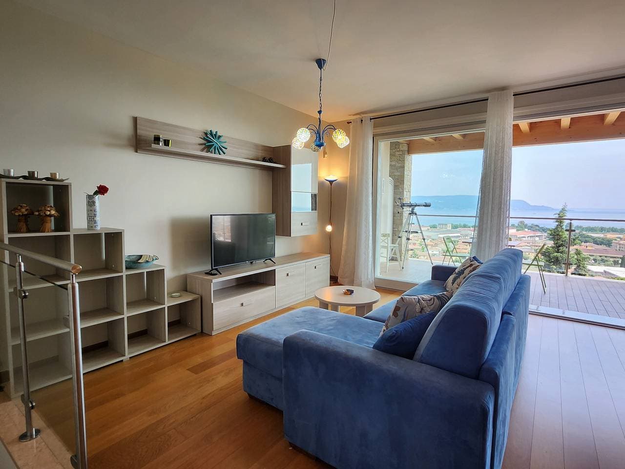 Foto 4 von 33: Ferienwohnung 'Alba Seeblick Pool' mit Seeblick, Gemeinschaftspool und Klimaanlage