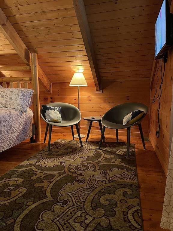 Foto 10 von 31: Cheerful & Cozy 2Bd/2Ba  Cabin. Amazing rates for your visit!