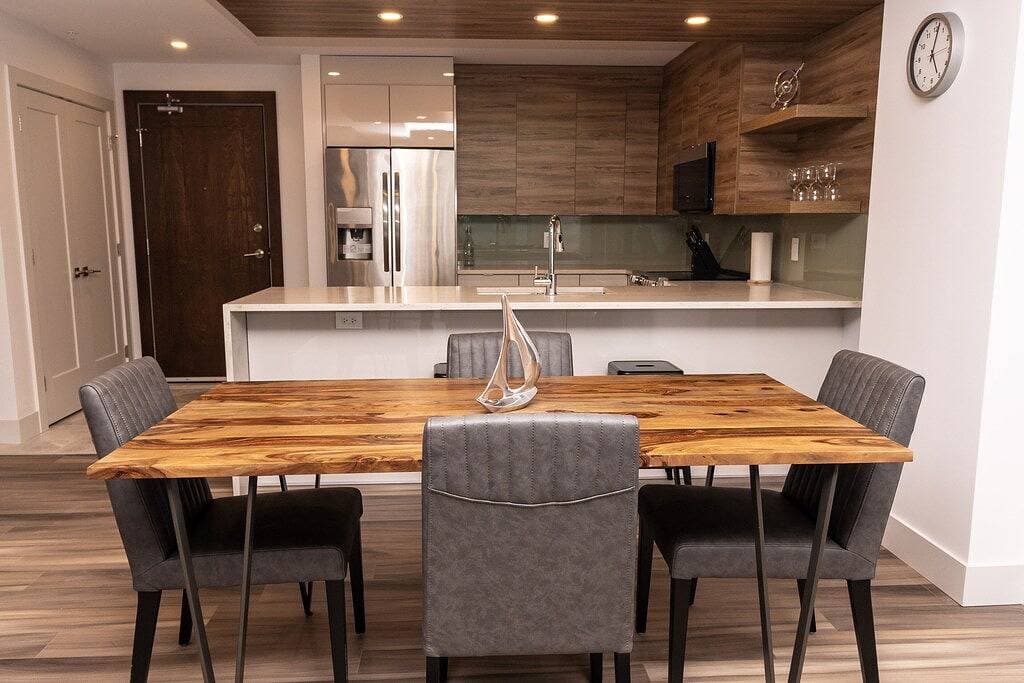 Foto 2 von 20: Modern Downtown 1Bd Suite w/ Balcony, Gym & City Views
