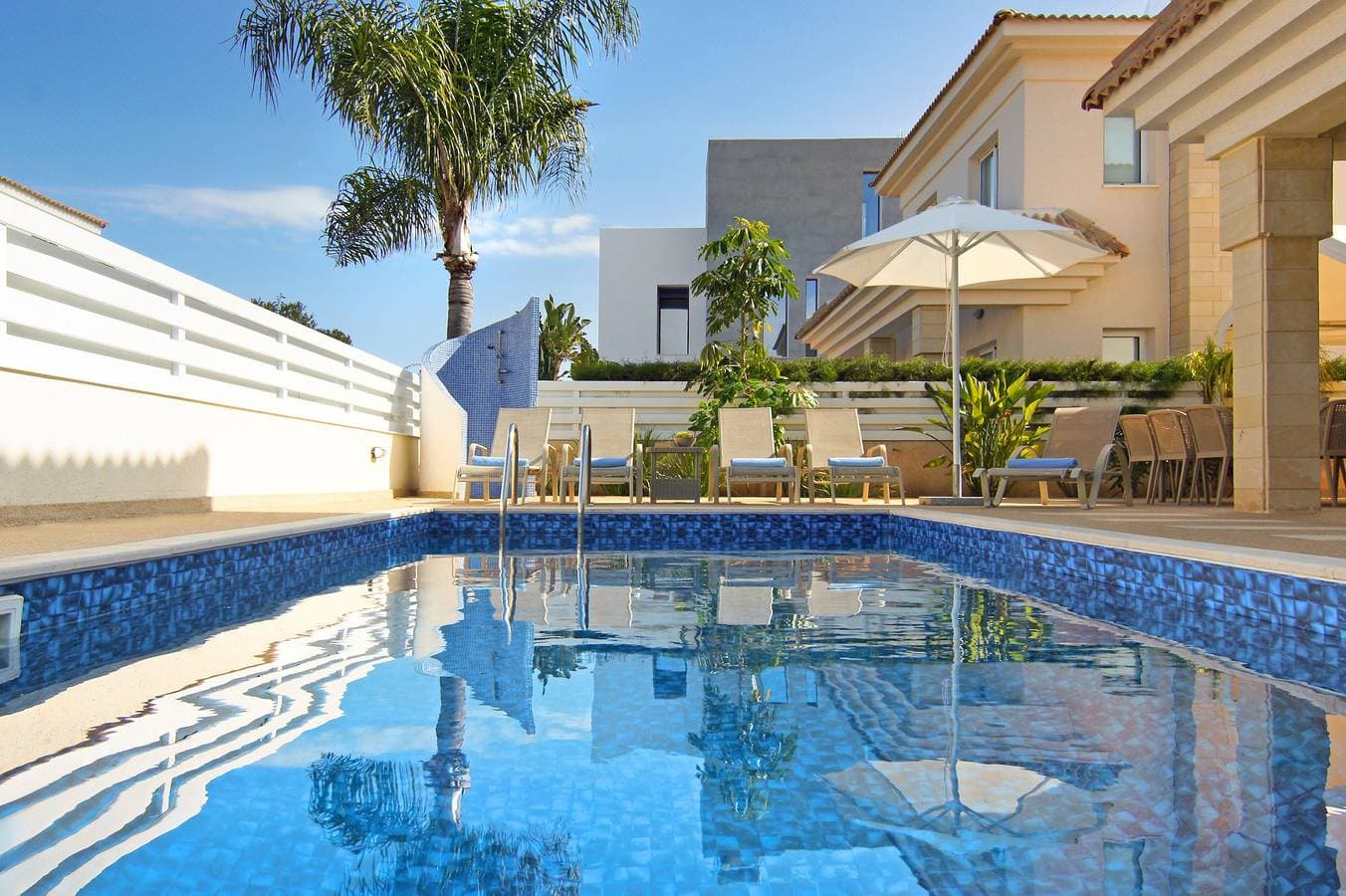 Foto 2 von 35: Villa für 8 Personen mit Balkon