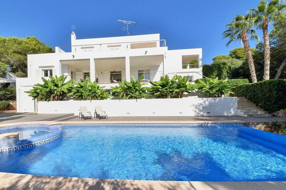 Villa mit direktem Strandzugang zu einer sandigen Bucht in Cala D'or Zentrum 1
