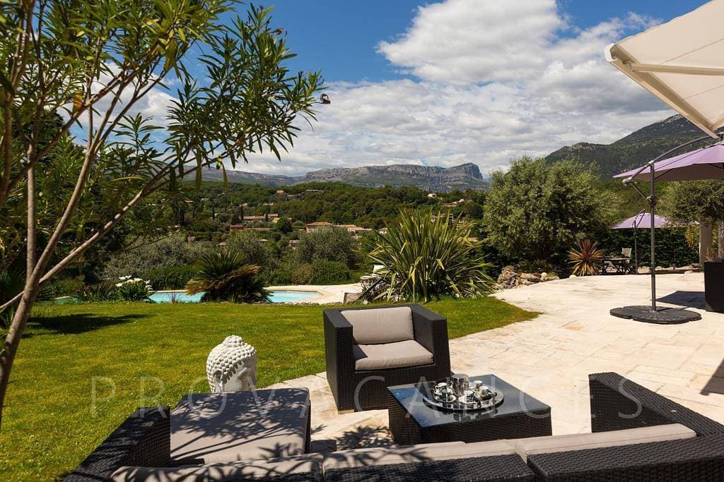 Foto 10 von 53: Schönes Ferienhaus mit Pool in Le Rouret
