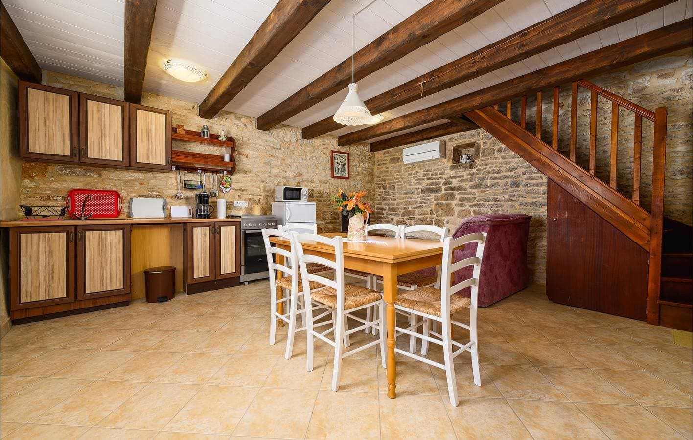 Foto 9 von 51: Geräumige 170 m² große Wohnung mit Pool, WLAN, Terrasse und Parkplatz