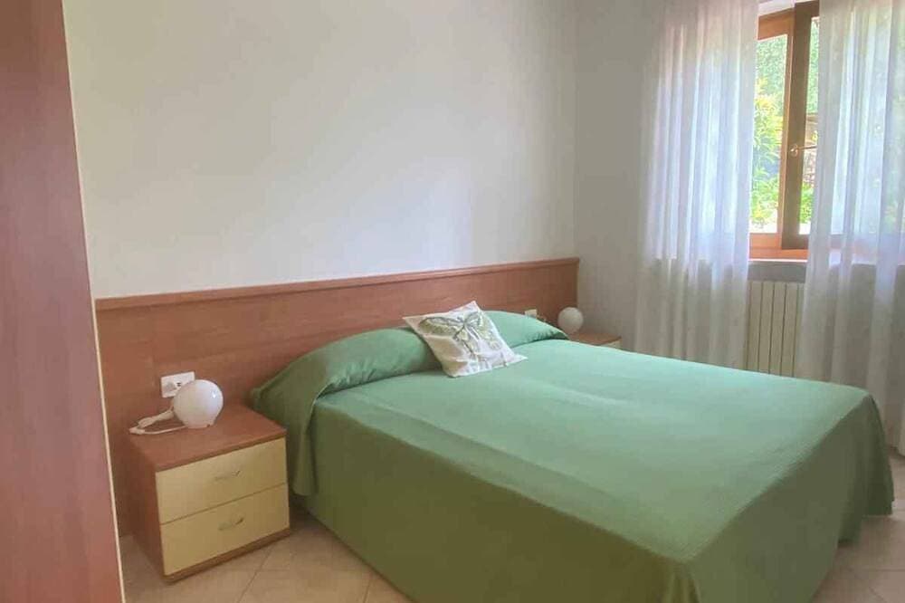 Foto 2 von 25: Ferienwohnung mit Balkon, Seeblick und Pool