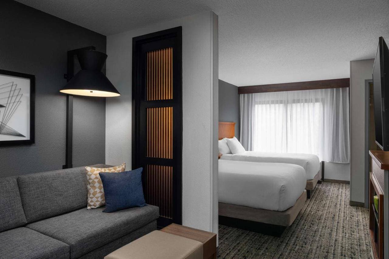 Foto 5 von 6: Double Room with Two Double Beds and Sofa Bed