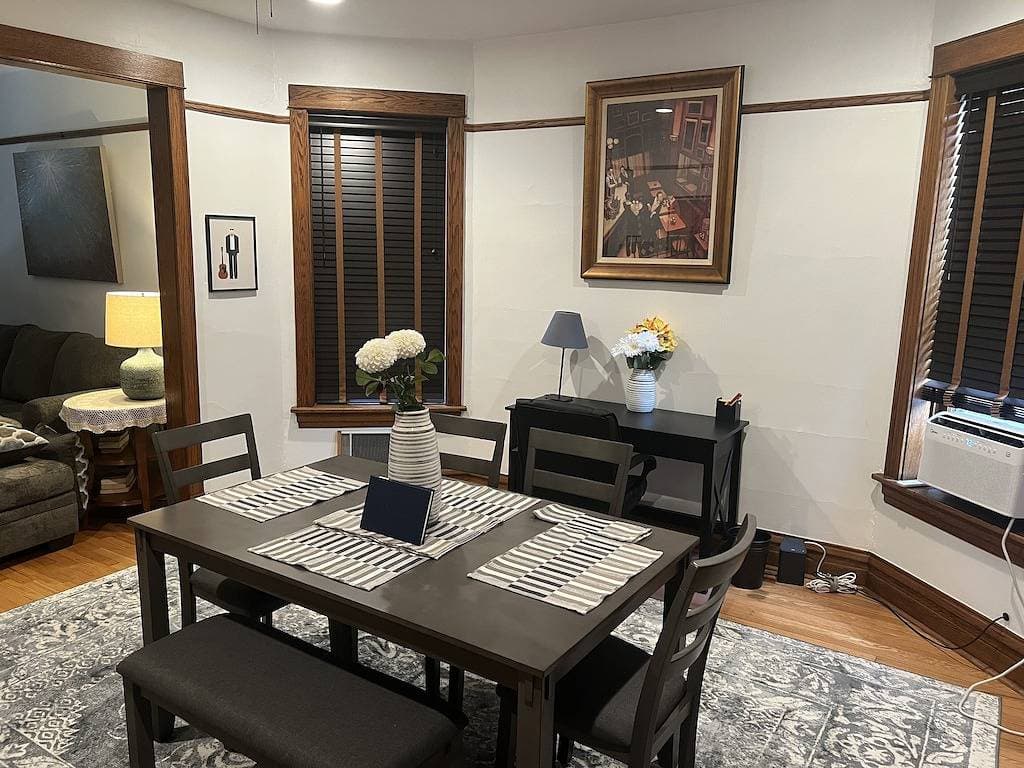 Foto 5 von 25: Stylish, Inviting 2-Br near Logan Square and Wrigley Field