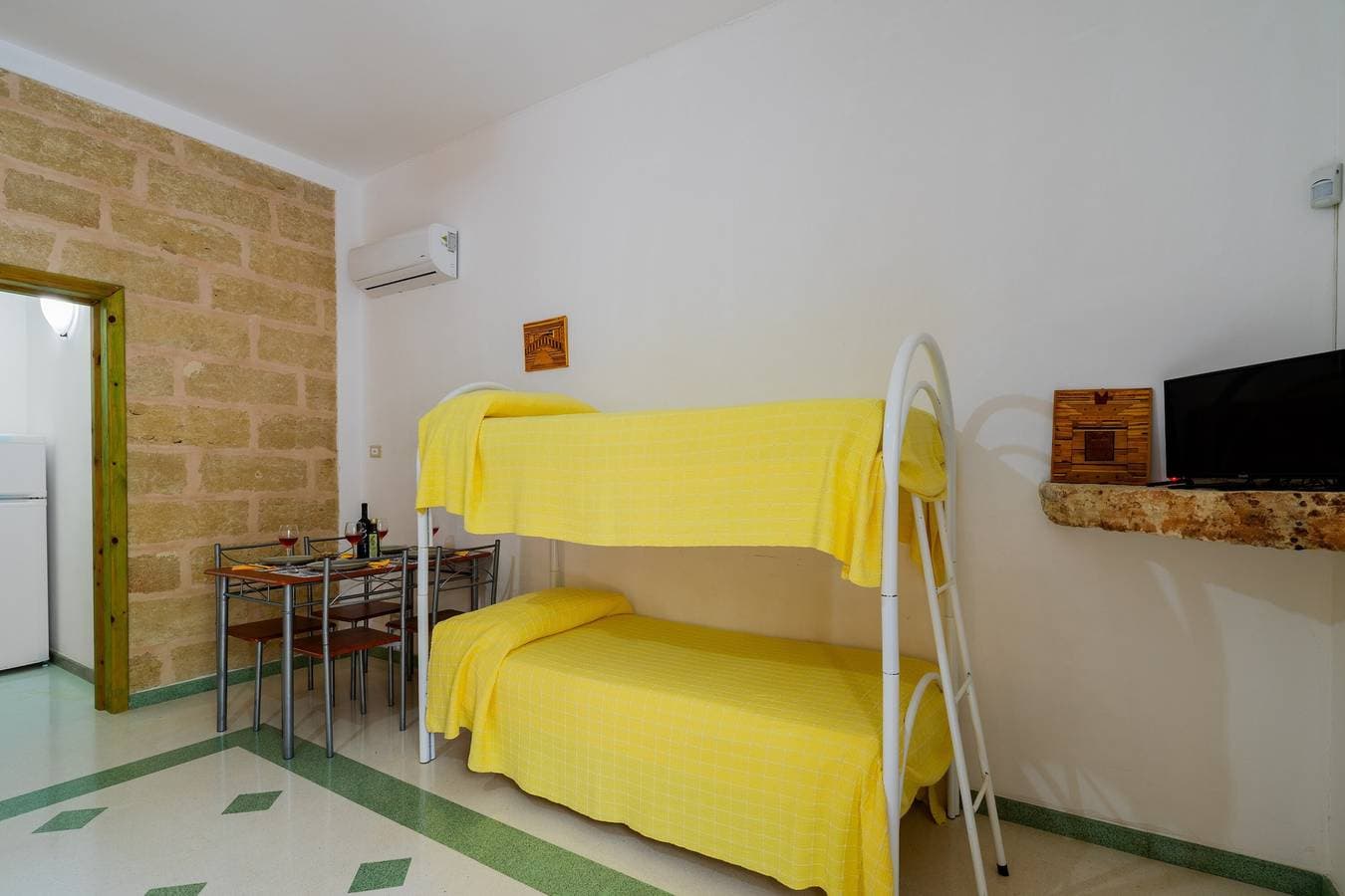 Foto 6 von 28: Ferienwohnung "Domus Mea Salento Arazzo Giallo" mit Gemeinschaftspool, Terrasse und WLAN