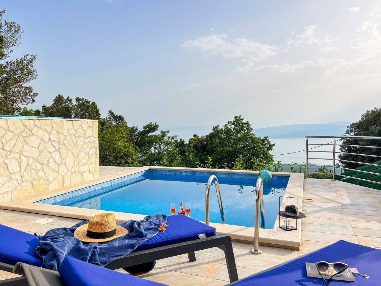 Foto 12 von 44: Günstiges Ferienhaus mit Pool und Meerblick