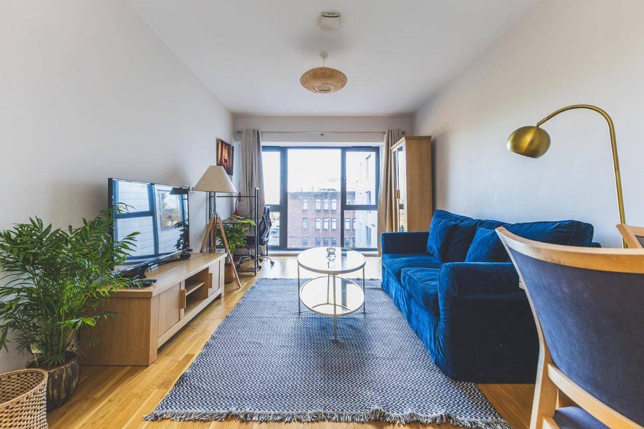 Modern 1BDR Near Heathrow with Parking Amenities 1