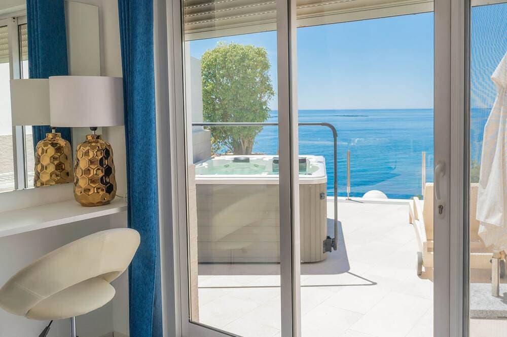 Foto 9 von 30: Frontline Mediterranean Villa • Heated Pool & Jacuzzi • 3m Walk to Beach & Port