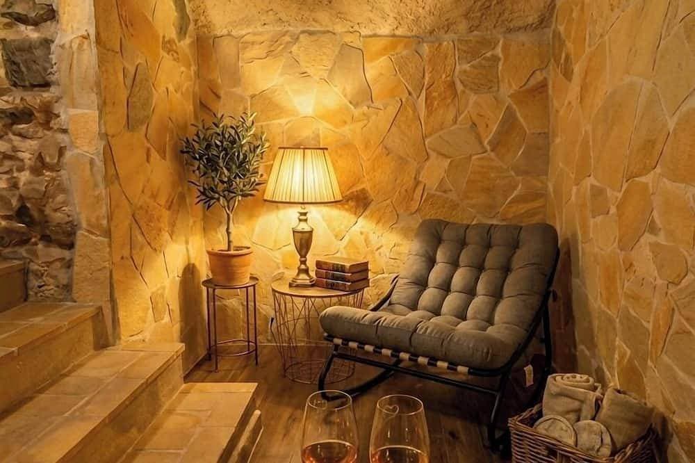 Foto 10 von 24: Charming Spa Suite with Heated Stone Tub & Chromotherapy near Lake Bracciano