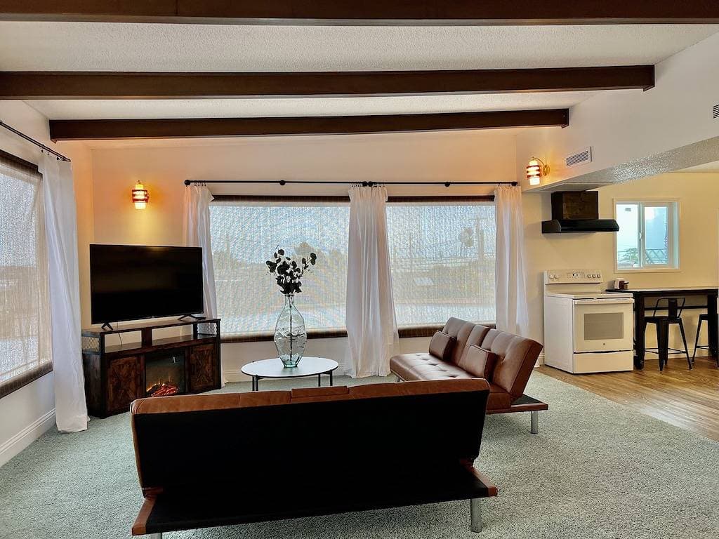 Foto 9 von 14: Downtown Retro Modern Flat, 3 blocks from the beach!