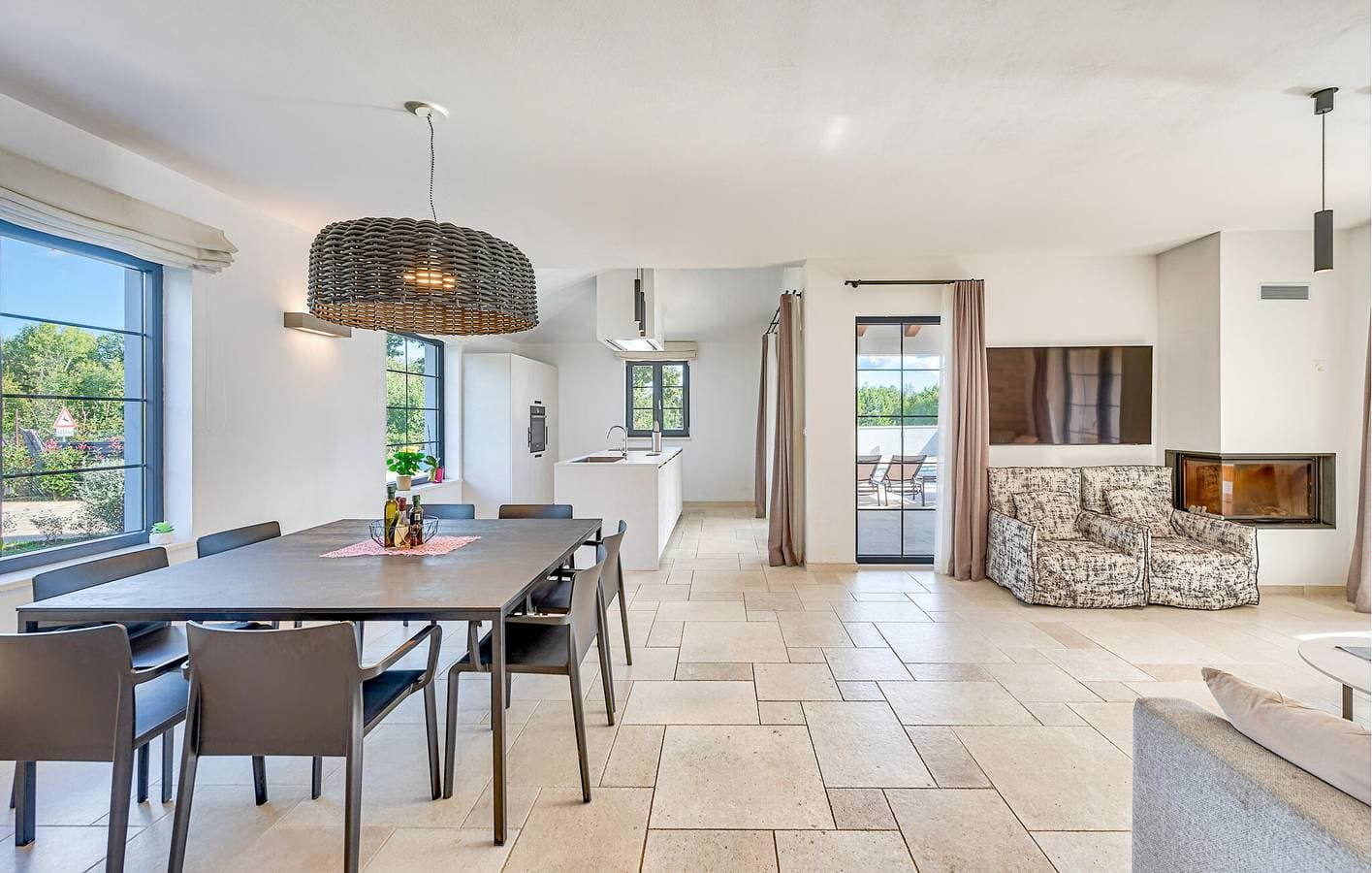 Foto 10 von 38: Geräumige 2-Zimmer-Wohnung mit Pool, WLAN und Parkplatz in der Nähe des Stadtzentrums von Kujici