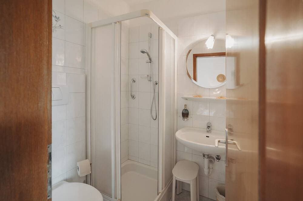 Foto 8 von 21: Zimmer „Garni Unterweggütl Karibik“ mit Bergblick, Gemeinschaftspool und WLAN