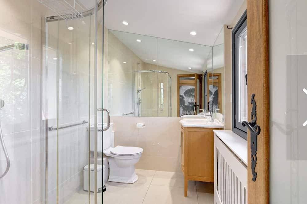 Foto 10 von 28: Stylish 4-Bedroom Design Villa with Pool, Gym & Open Valley Views – Côte d’Azur