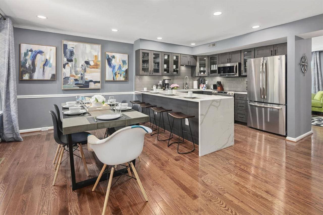 Cozy 4BR Townhome, Family Community, 40 Mins to DC 1
