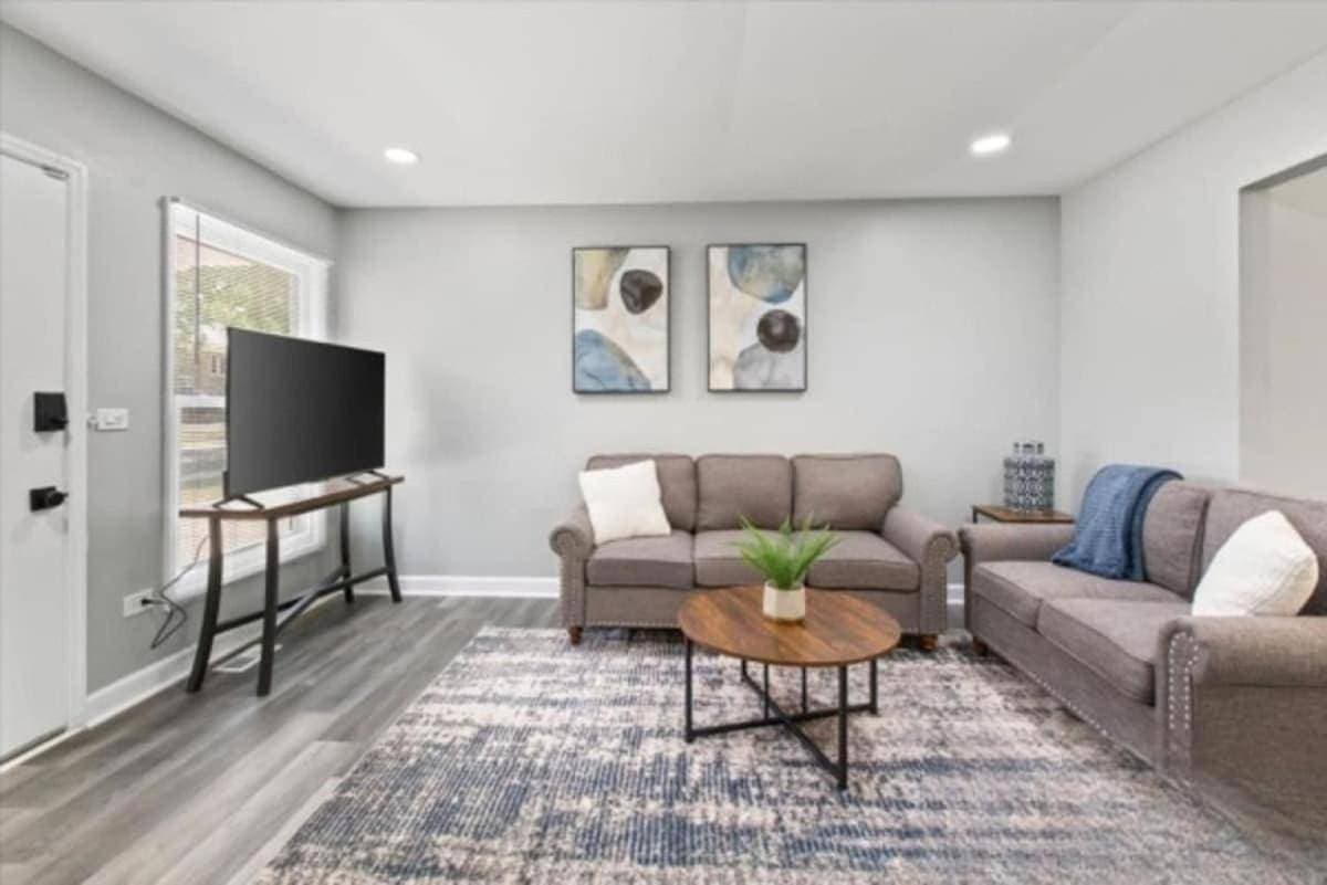 Foto 8 von 22: Comfy King bed Free Wi-Fi Home in Des Plaines