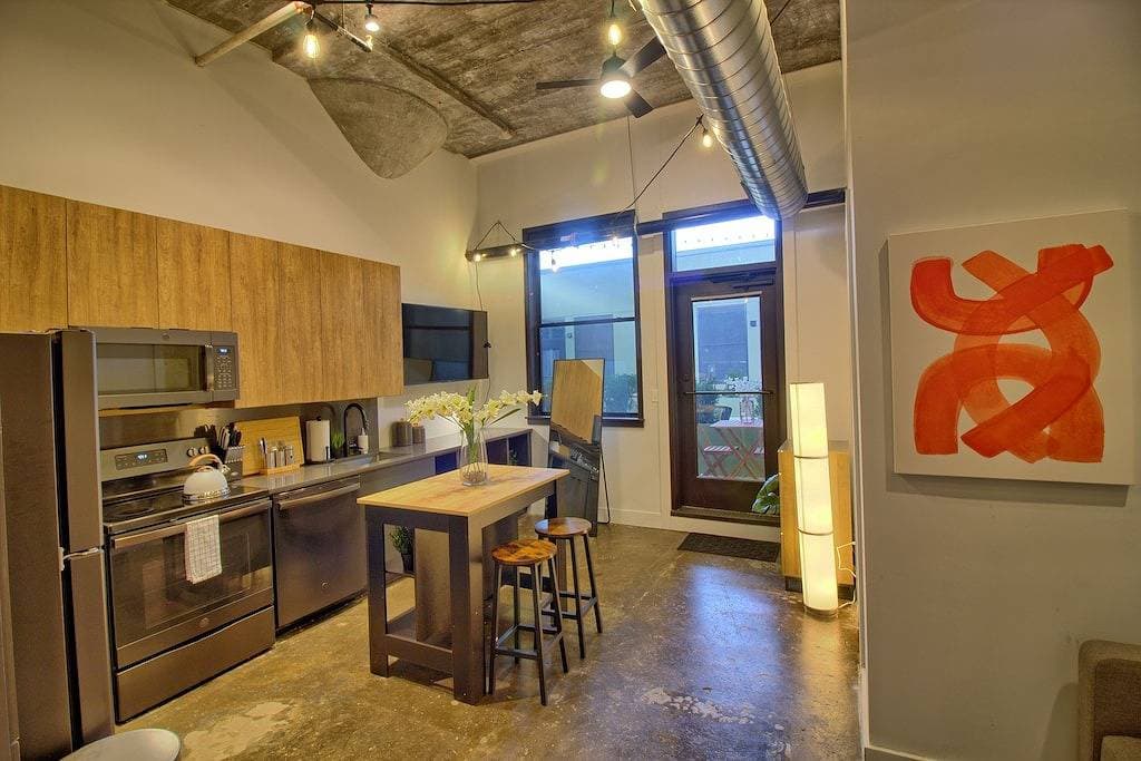 Foto 4 von 23: Chic Ultramodern Minimalist Studio Loft + Patio