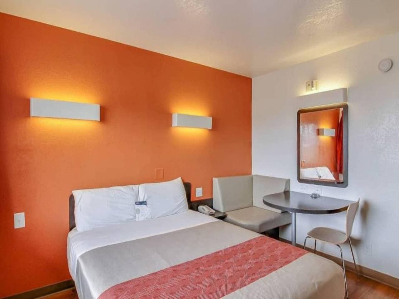 Foto 10 von 36: Geräumiges Zimmer mit 1 Kingsize-Bett