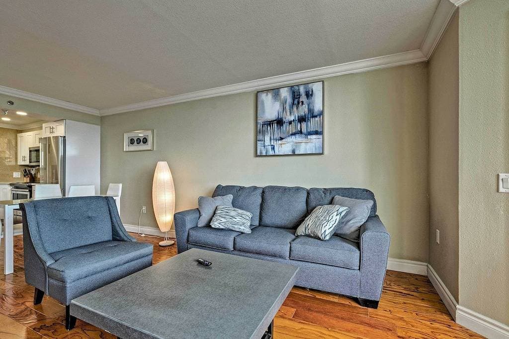 Foto 6 von 27: Modern Waterfront Hudson Condo w/ Resort Pool!